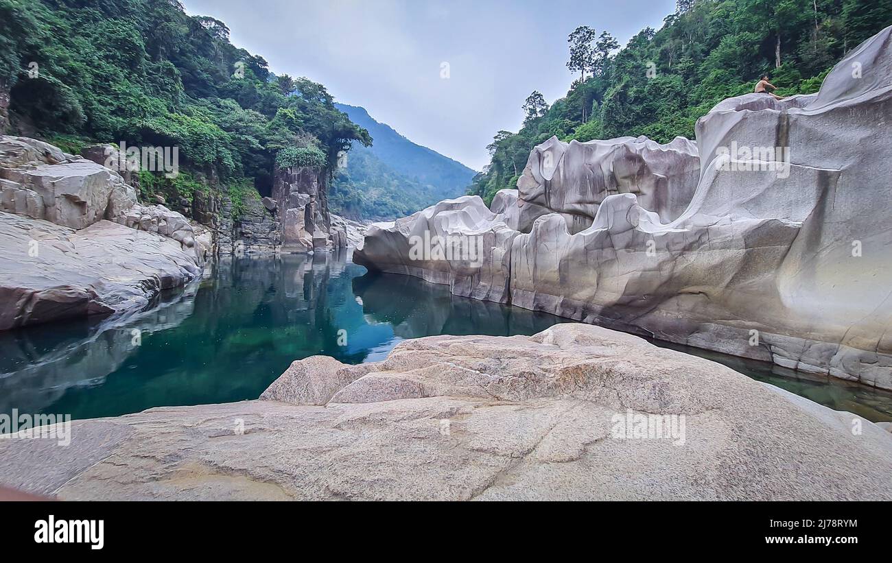 La pierre blanche brillante naturellement formée dans la forme unique au lit de rivière sec le matin à partir de l'angle plat image est prise à Sliang wah Umngot amkoi jaintia colline Banque D'Images