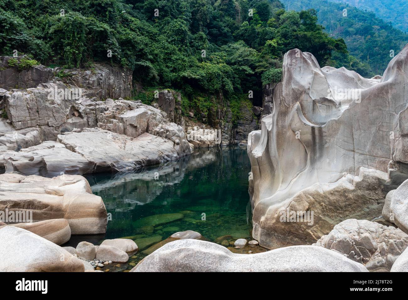L'eau de la rivière avec la pierre blanche brillante naturellement formée dans la forme unique au lit sec de la rivière au matin image est prise à Sliang wah Umngot amkoi jaintia colline Banque D'Images