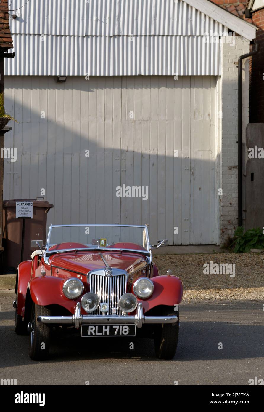 Voiture de sport vintage MG TF garée devant le panneau de signalisation no parking Banque D'Images