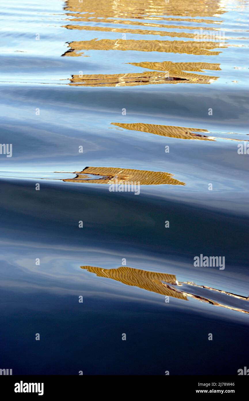 réflexions dans le port bateau wake lowestoft suffolk angleterre Banque D'Images