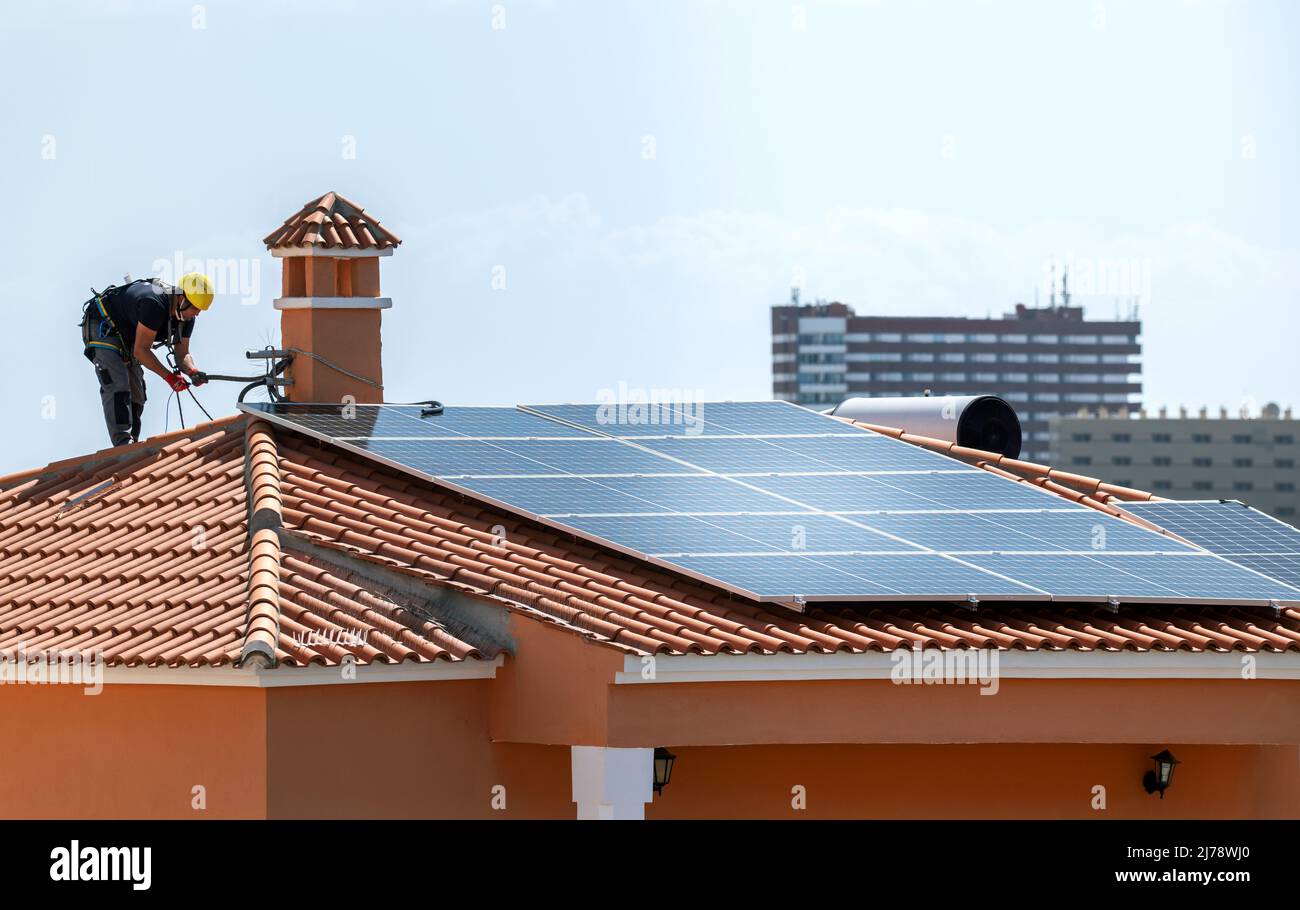 Panneaux solaires récemment installés sur une maison unifamiliale Banque D'Images