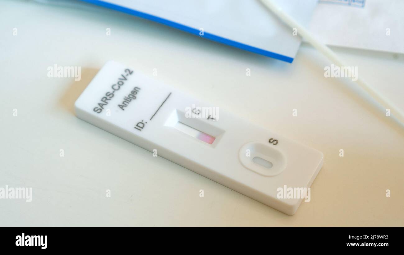 Kit de test rapide de l'atk du coronavirus pour l'auto-diagnostic Jsut utilisé, en attendant les résultats Banque D'Images