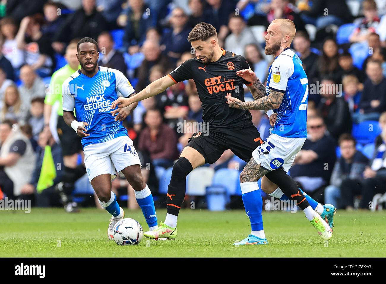 Owen Dale #7 de Blackpool est fouillé par Joe Ward #23 de Peterborough United à Peterborough, Royaume-Uni, le 5/7/2022. (Photo de Mark Cosgrove/News Images/Sipa USA) Banque D'Images