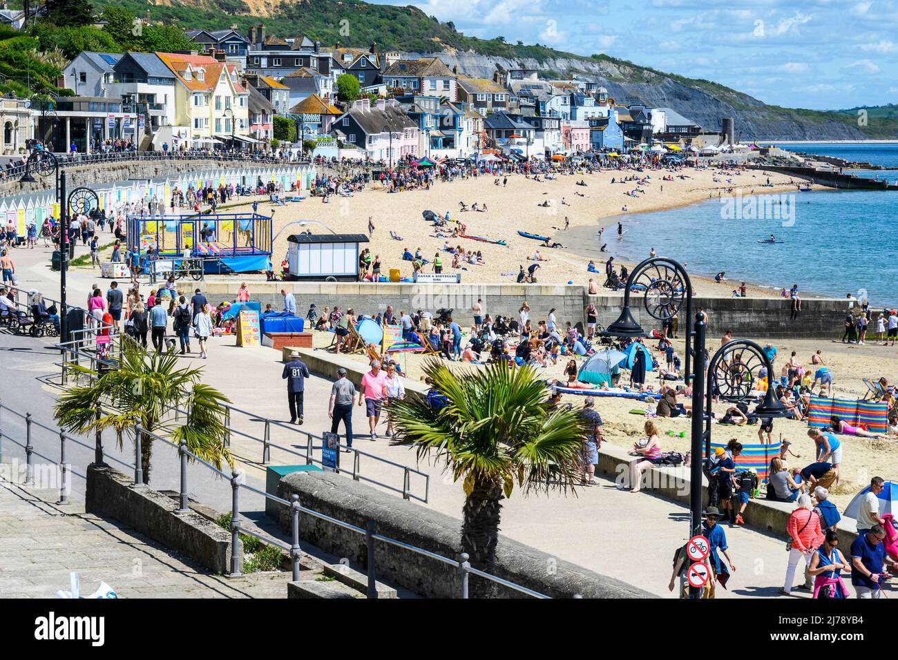 Lyme Regis, Dorset, Royaume-Uni. 7th mai 2022. Météo au Royaume-Uni: Les foules affluent à la plage de la station balnéaire de Lyme Regis pour absorber le soleil chaud et ciel bleu clair que la vague de chaleur de mai commence sur ce qui est prévu pour être le jour le plus chaud de l'année jusqu'à présent. Credit: Celia McMahon/Alamy Live News. Banque D'Images