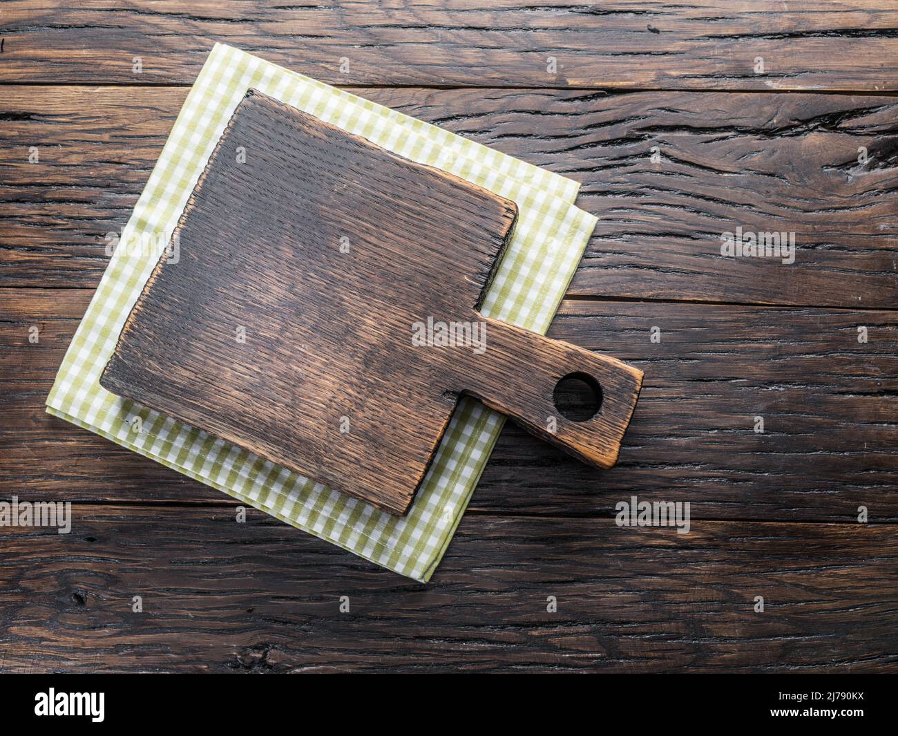 Vider la planche à découper sur une table en bois. Vue de dessus. Copiez l'espace et l'espace vide pour votre conception alimentaire. Banque D'Images