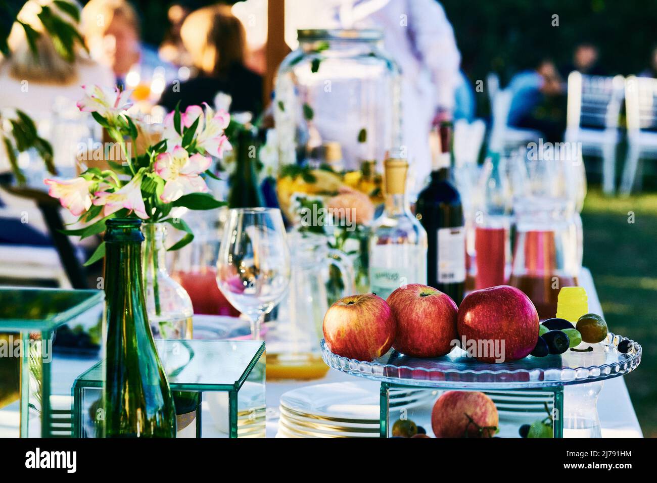 Table de banquet avec pommes, alcool et divers ustensiles Banque D'Images