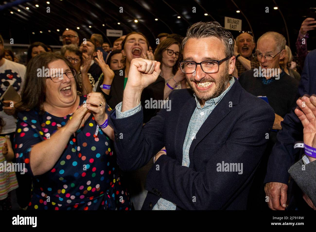 Nick Mathison (à droite), du Parti de l’Alliance de ni, célèbre au Titanic Exhibition Centre après avoir été élu député de Strangford lors des élections de l’Assemblée de l’Irlande du Nord. Date de la photo: Samedi 7 mai 2022. Banque D'Images