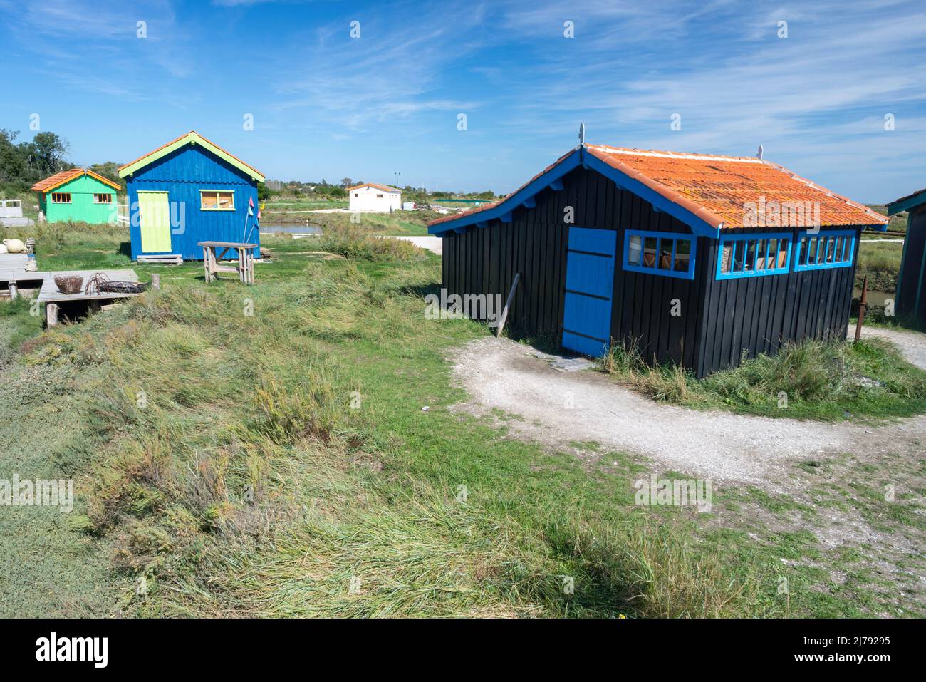 Huttes ostréicoles dans le marais salé marécageux du site huître de fort Royer, île d'Oléron, sur la côte atlantique de la Charente Maritime, France Banque D'Images