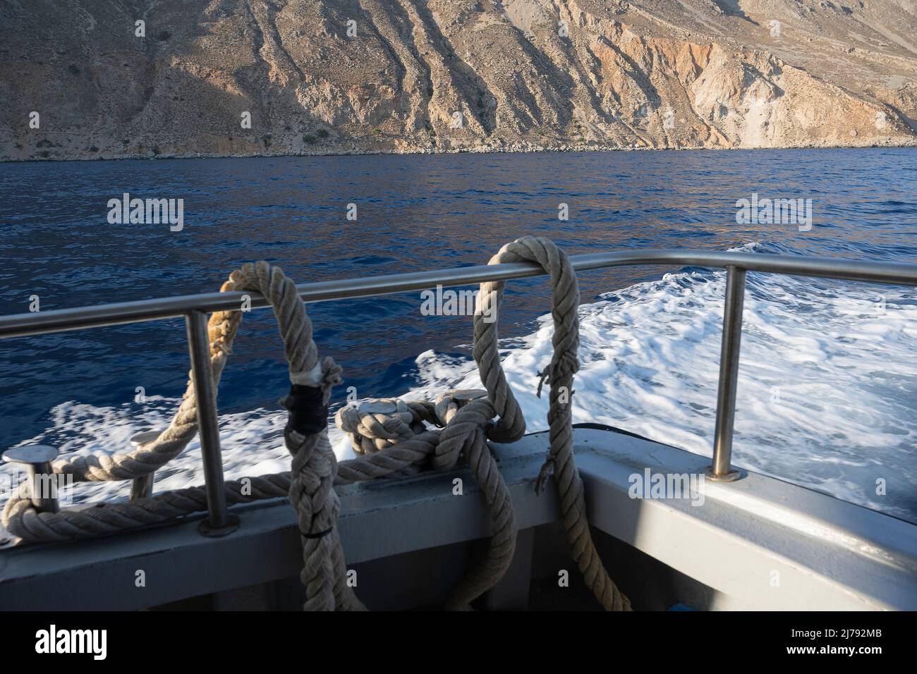 Vagues de mer derrière un bateau à moteur, côte sud de la Crète près de Sphakia, Grèce Banque D'Images