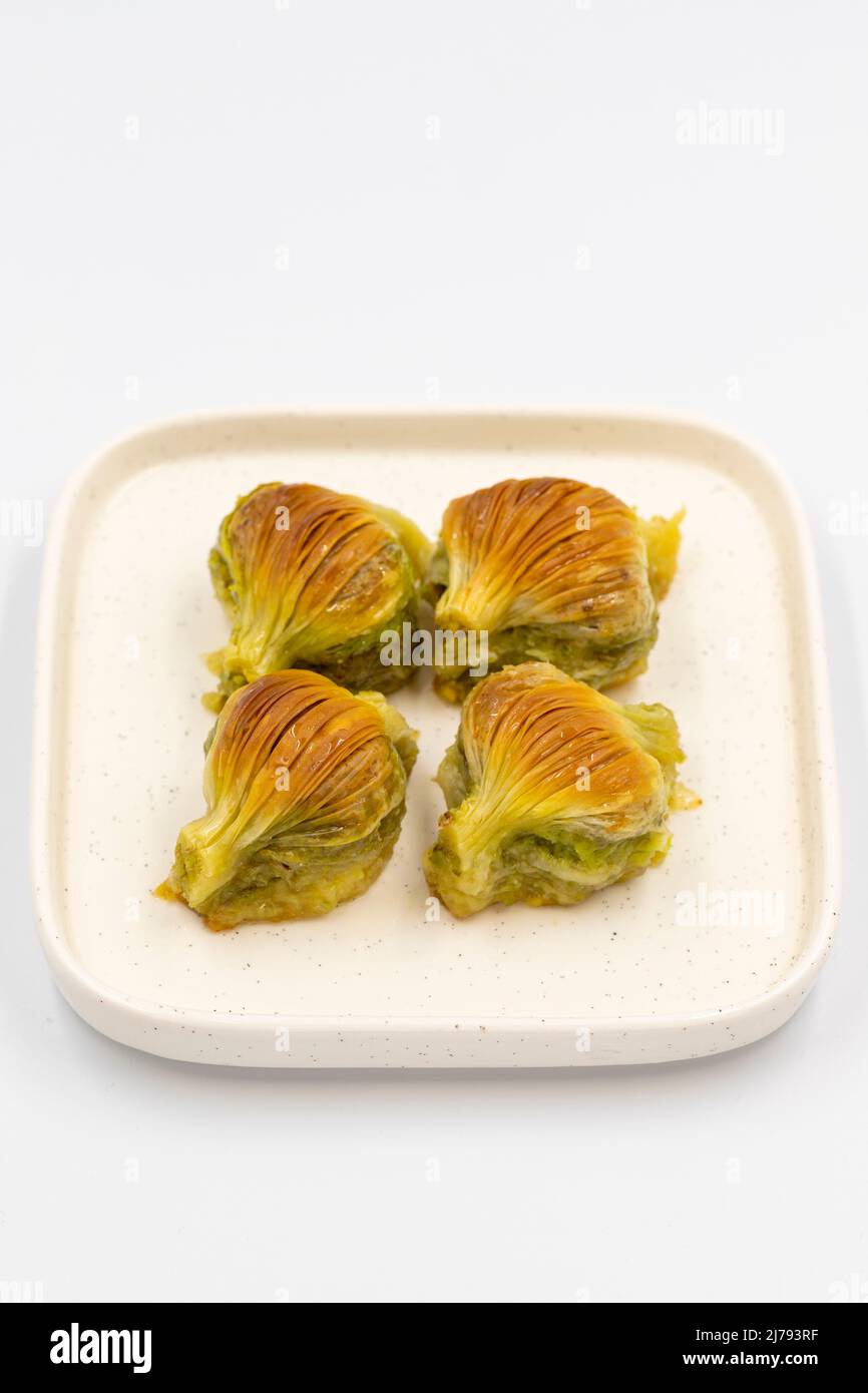 Moule baklava. Pistache baklava isolée sur fond blanc. Spécialités méditerranéennes. Gros plan. Nom local midye baklava Banque D'Images