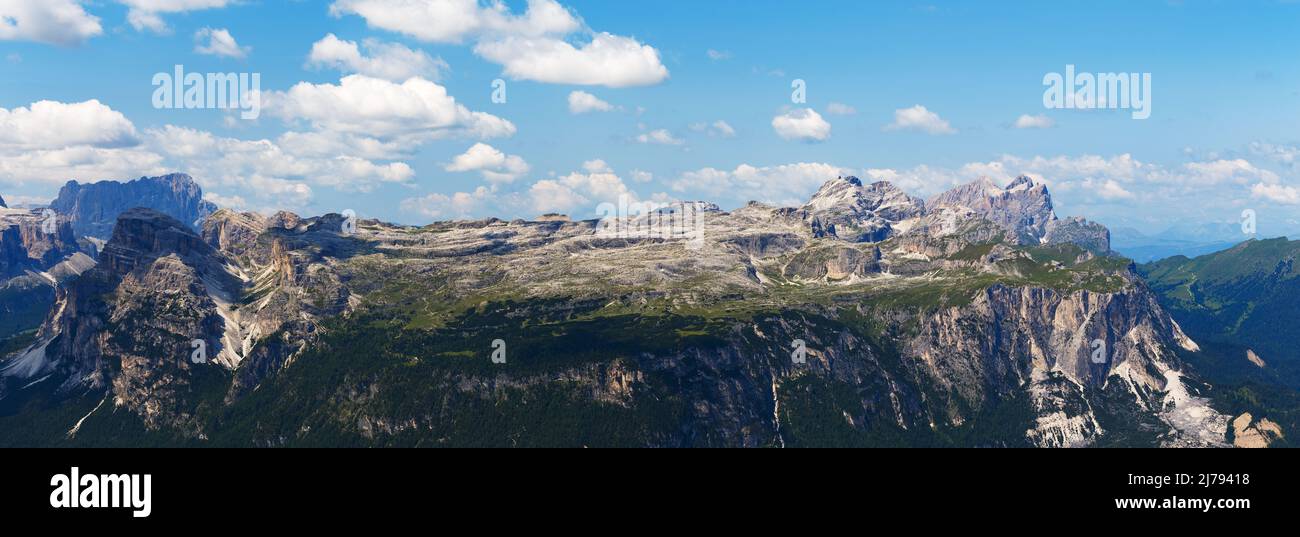 Groupe de montagne Puez, côté est. Gardenaccia côté rocailleux. Plateau karst. Vallée du Val Badia. Parc naturel de Puez-Odle. Les Dolomites de Gardena. Italie. Europe. Banque D'Images
