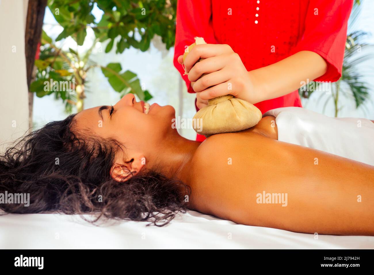 Femme indienne recevant un massage ayurvédique dans un complexe tropical en Inde Goa Banque D'Images
