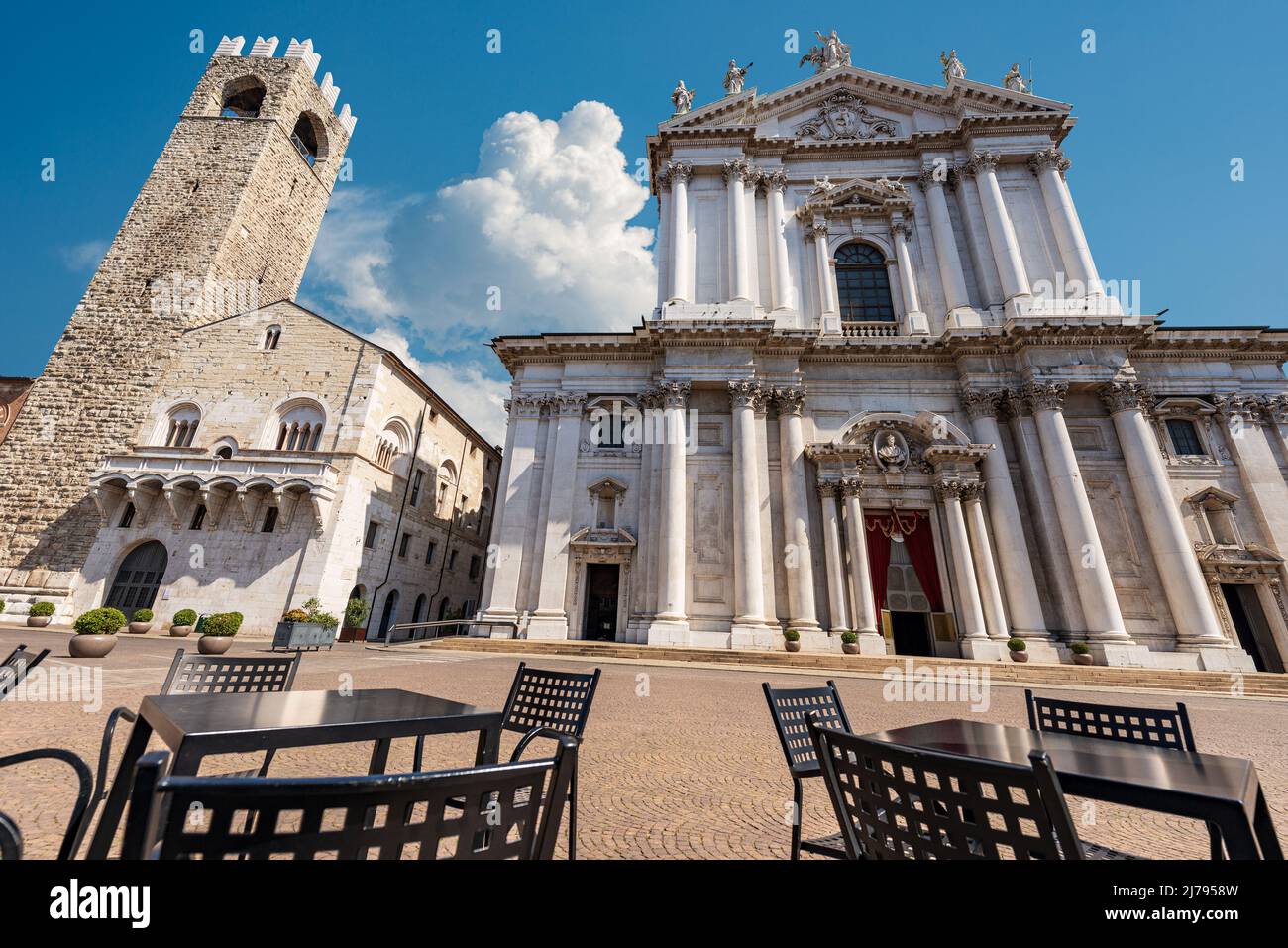 Brescia. Palais médiéval de Broletto avec l'ancienne tour (Torre del Popolo) et Loggia de cries. Cathédrale de Santa Maria Assunta, 1604-1825, Italie. Banque D'Images