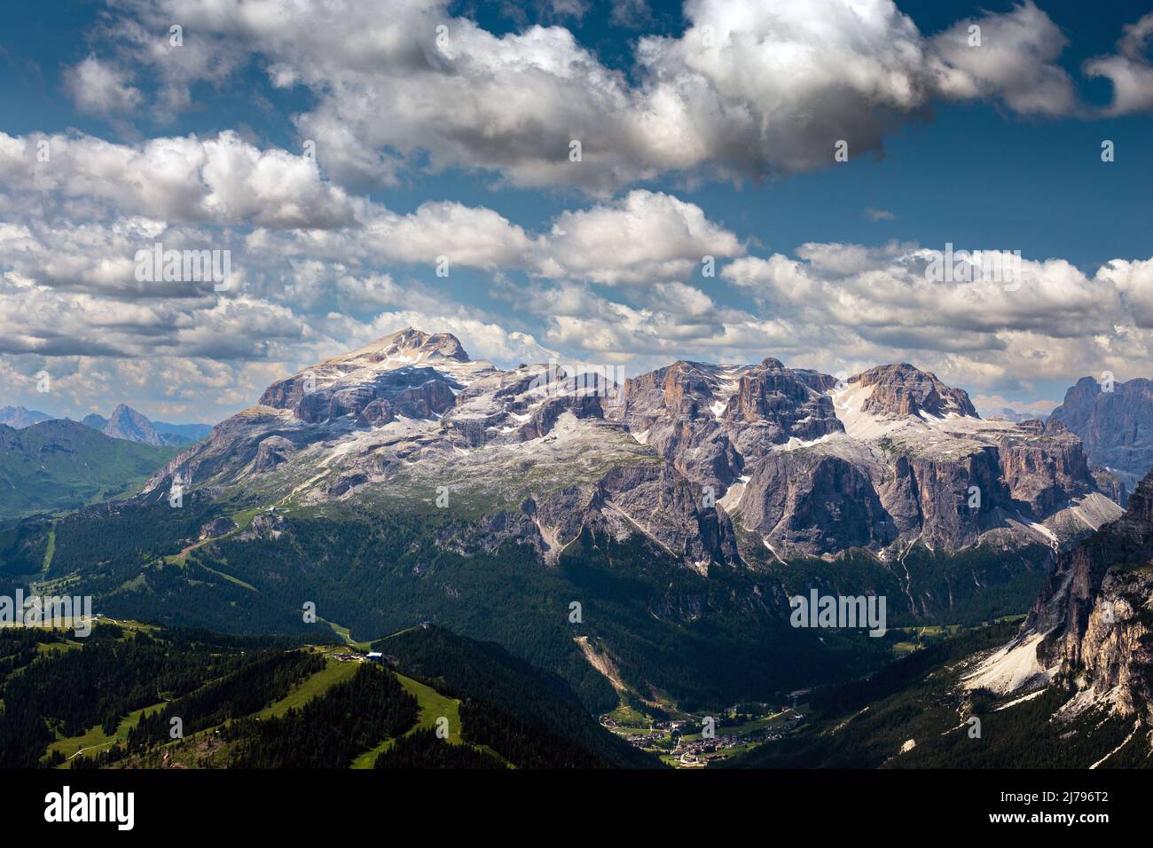 Vue sur le côté est du groupe de montagnes Sella avec pic de Piz Boè. Val Badia. Les Dolomites. Italie. Europe. Banque D'Images