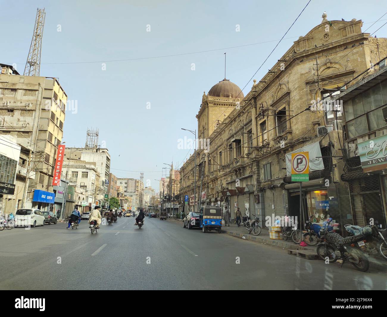 Route principale de Korangi Karachi trafic et bâtiments repère. Banque D'Images