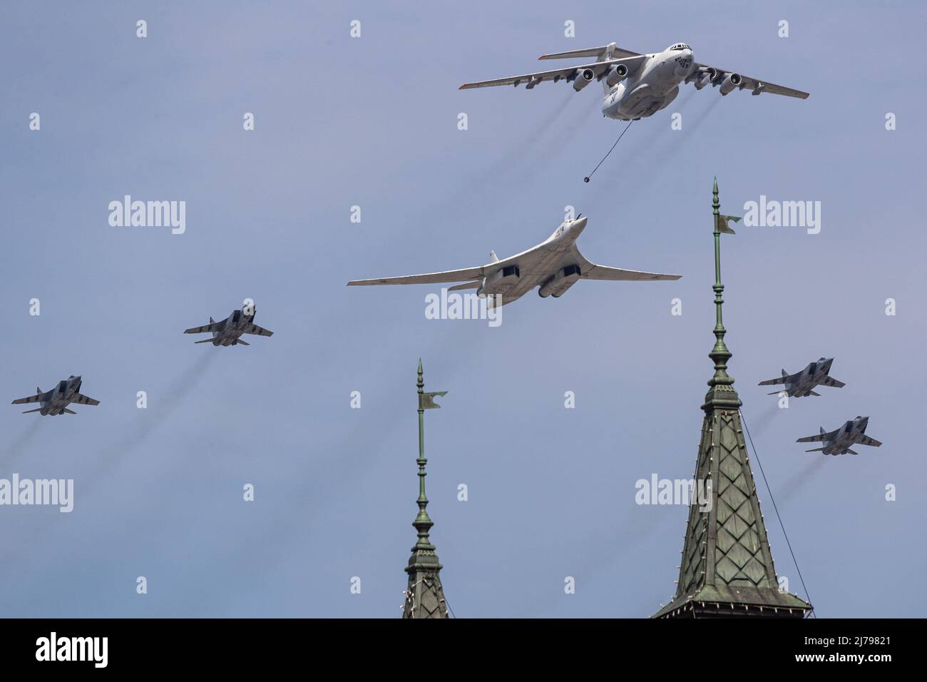 Moscou, Russie. 7th mai 2022. Des combattants intercepteurs MIG-31BM, un pétrolier ravitailleur aérien Ilyushin il-78 et un bombardier stratégique lourd Tupolev Tu-160 participent à une répétition du défilé du jour de la victoire à Moscou, en Russie, le 7 mai 2022. Crédit: Bai Xueqi/Xinhua/Alay Live News Banque D'Images