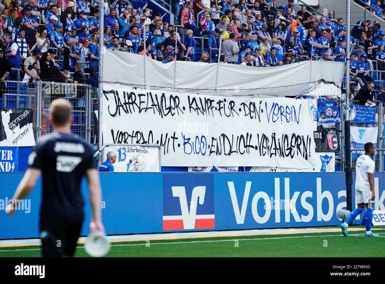 07 mai 2022, Baden-Wuerttemberg, Sinsheim: Football: Bundesliga, TSG 1899 Hoffenheim - Bayer Leverkusen, jour de match 33, PreZero Arena. Une bannière lisant des années de combat pour le club. Enfin, prolongez le contrat avec Bico!' Se bloque dans la courbe du ventilateur de Hoffenheim. Photo: Uwe Anspach/dpa - NOTE IMPORTANTE: Conformément aux exigences du DFL Deutsche Fußball Liga et du DFB Deutscher Fußball-Bund, il est interdit d'utiliser ou d'utiliser des photos prises dans le stade et/ou du match sous forme de séquences d'images et/ou de séries de photos de type vidéo. Banque D'Images