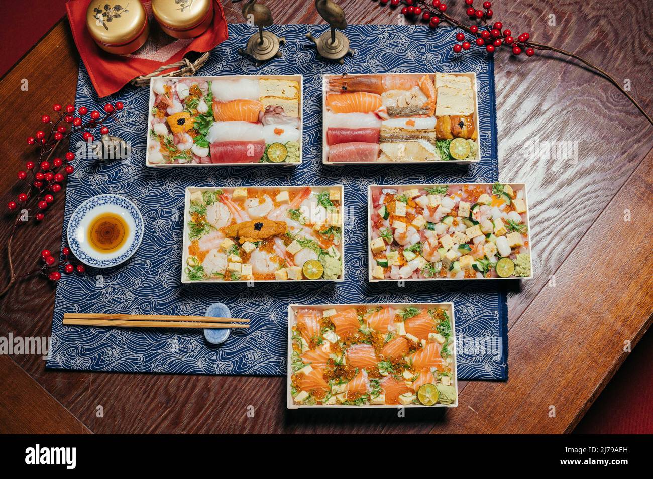 japanes Asoorted Food Sashimi fruits de mer Don, sushis chirashi, crevettes arashi, sushis oursin, don de saumon, Sashimi fruits de mer Don, donburi dans un plat avec du ch Banque D'Images