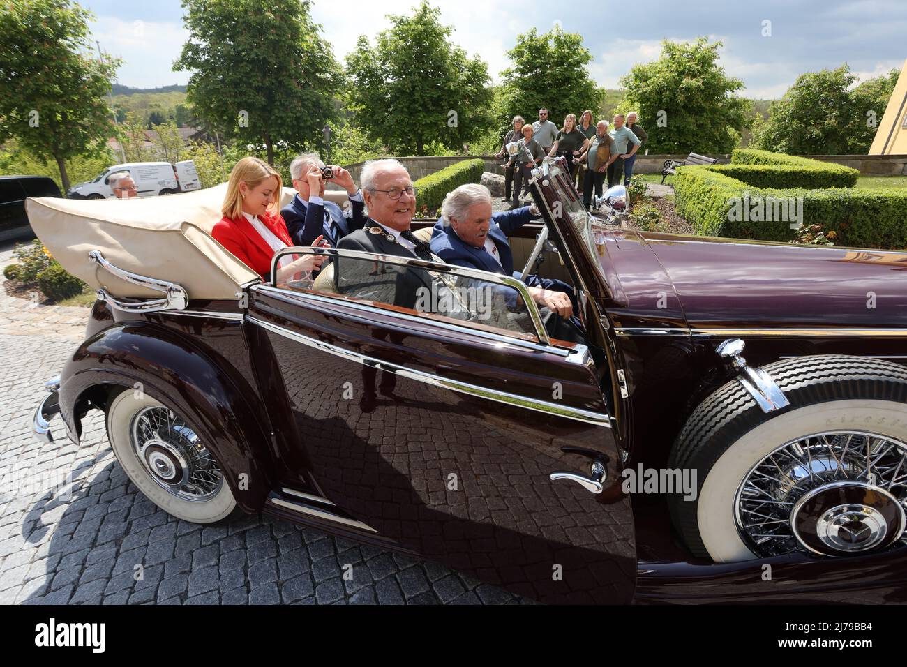 07 mai 2022, Saxe-Anhalt, Ballenstedt: Eduard Prince von Anhalt conduit dans un véhicule. Il célèbre son anniversaire de naissance de 80th à Ballenstedt. En même temps, l'investiture a eu lieu. Dans le contexte de l'Investitur chaque année, les personnes pour les réalisations spéciales de l'ordre de maison d'Askanischen 'Albrecht l'ours' sont honorées. L'investiture a lieu en présence du prince Eduard d'Anhalt. Photo: Matthias Bein/dpa-Zentralbild/ZB Banque D'Images