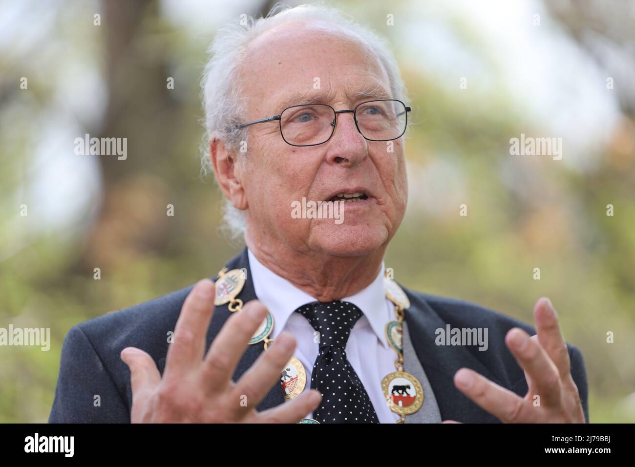 07 mai 2022, Saxe-Anhalt, Ballenstedt : le prince Eduard d'Anhalt se dresse à la pierre commémorative du dernier duc Joachim Ernst d'Anhalt. L'Eduard d'Anhalt fête à Ballenstedt son anniversaire de naissance 80th. En même temps, l'investiture a eu lieu. Dans le cadre de l'investiture, les personnes sont honorées chaque année pour leurs réalisations spéciales par l'ordre de la Maison Askan 'Albrecht l'Ours'. L'investiture a lieu en présence du prince Eduard d'Anhalt. Photo: Matthias Bein/dpa-Zentralbild/ZB Banque D'Images