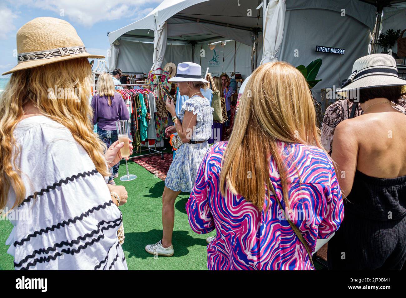 Miami Beach Florida Beach Polo World Cup Miami evenement annuel Retail Village shopping vendeurs tentes vetements afficher solde femme a la mode portant des chapeaux Photo Stock Alamy