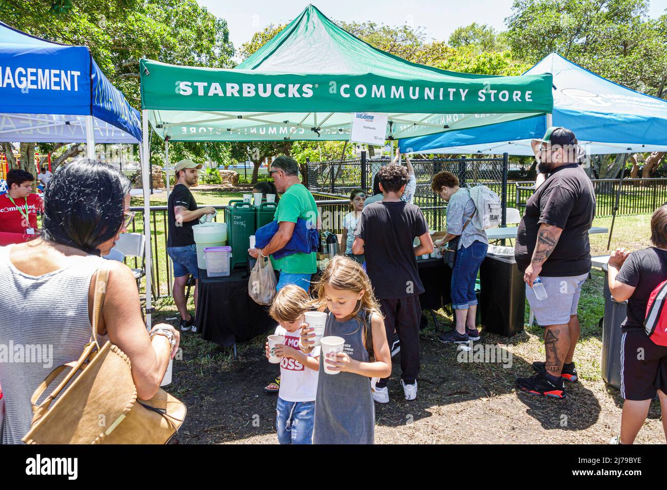 Miami Beach Florida annuel Miami Beach police Block Party événement familial gratuit Flamingo Park Starbucks Community Store fournisseur tente libre de café Banque D'Images