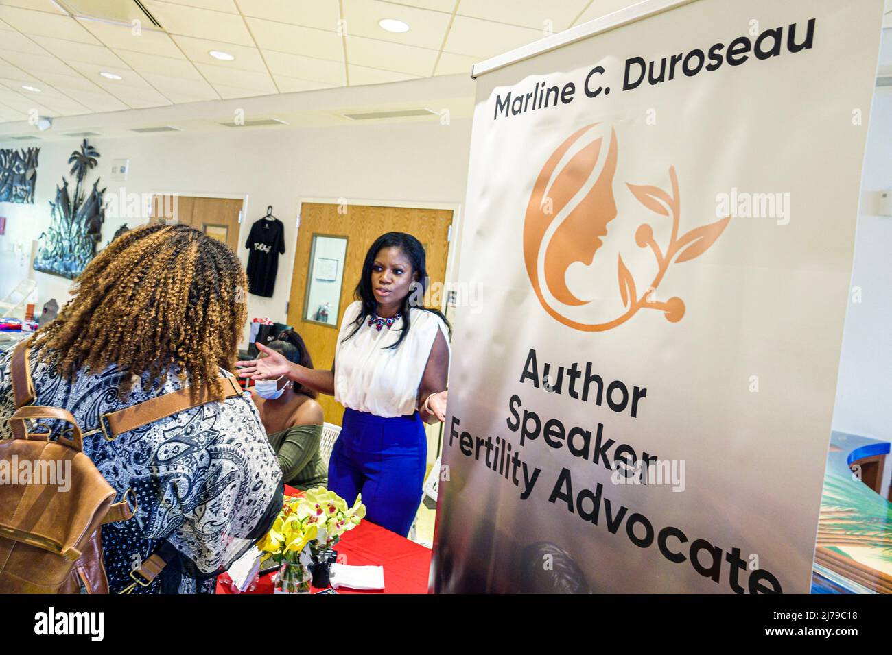 Miami Florida Little Haiti événement annuel de la communauté haïtienne Festival Centre culturel complexe culture créole Femme noire auteur speake Banque D'Images