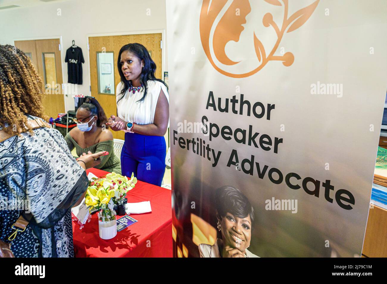 Miami Florida Little Haiti événement annuel de la communauté haïtienne Festival Centre culturel complexe culture créole Femme noire auteur speake Banque D'Images