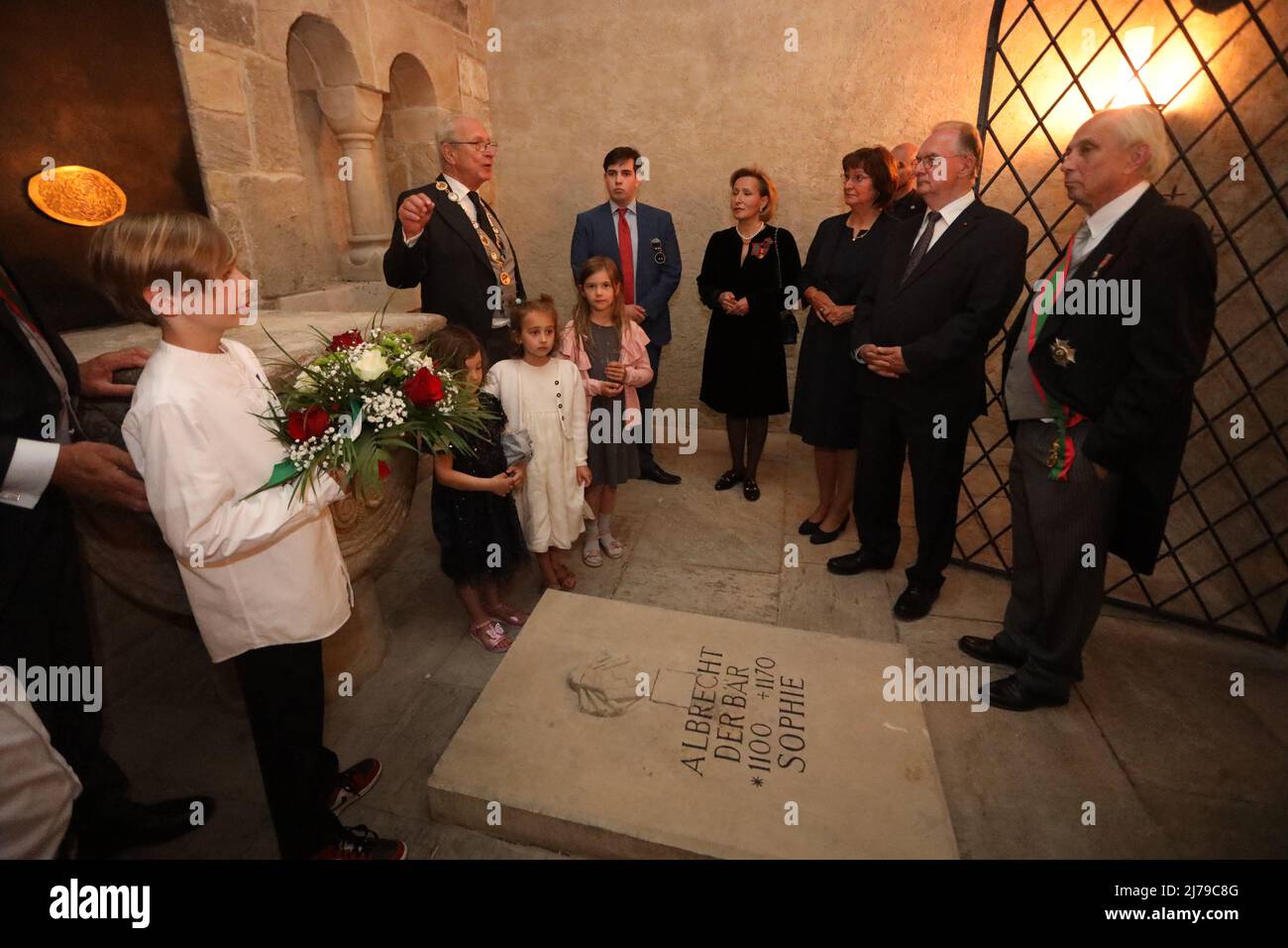 07 Mai 2022, Saxe-Anhalt, Ballenstedt: Eduard Prince d'Anhalt se dresse avec le Premier ministre de Saxe-Anhalt Reiner Haseloff et des membres de la famille dans le tombeau d'Albrecht l'ours. Eduard von Anhalt fête ses 80th ans à Ballenstedt. En même temps, l'investiture a eu lieu. Dans le cadre de l'investiture, les personnes sont honorées chaque année pour des réalisations spéciales par l'ordre de la Maison Ascanienne 'Albrecht l'Ours'. L'investiture a lieu en présence du prince Eduard d'Anhalt. Photo: Matthias Bein/dpa-Zentralbild/ZB Banque D'Images