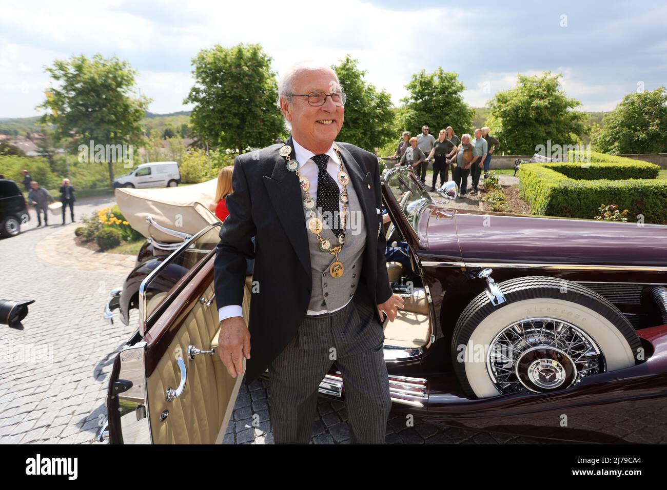 07 mai 2022, Saxe-Anhalt, Ballenstedt: Eduard Prince von Anhalt conduit dans un véhicule. Il célèbre son anniversaire de naissance de 80th à Ballenstedt. En même temps, l'investiture a eu lieu. Dans le contexte de l'Investitur chaque année, les personnes pour les réalisations spéciales de l'ordre de maison d'Askanischen 'Albrecht l'ours' sont honorées. L'investiture a lieu en présence du prince Eduard d'Anhalt. Photo: Matthias Bein/dpa-Zentralbild/ZB Banque D'Images