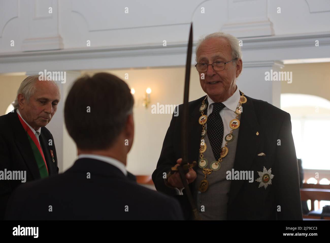 07 mai 2022, Saxe-Anhalt, Ballenstedt: Eduard Prince d'Anhalt chevaliers un membre de l'ordre de la Maison d'Ascan. Eduard von Anhalt fête ses 80th ans à Ballenstedt. En même temps, l'investiture a eu lieu. Dans le cadre de l'investiture, les personnes sont honorées chaque année pour des réalisations spéciales par l'ordre de la Maison Ascanienne 'Albrecht l'Ours'. L'investiture a lieu en présence du prince Eduard d'Anhalt. Photo: Matthias Bein/dpa-Zentralbild/ZB Banque D'Images