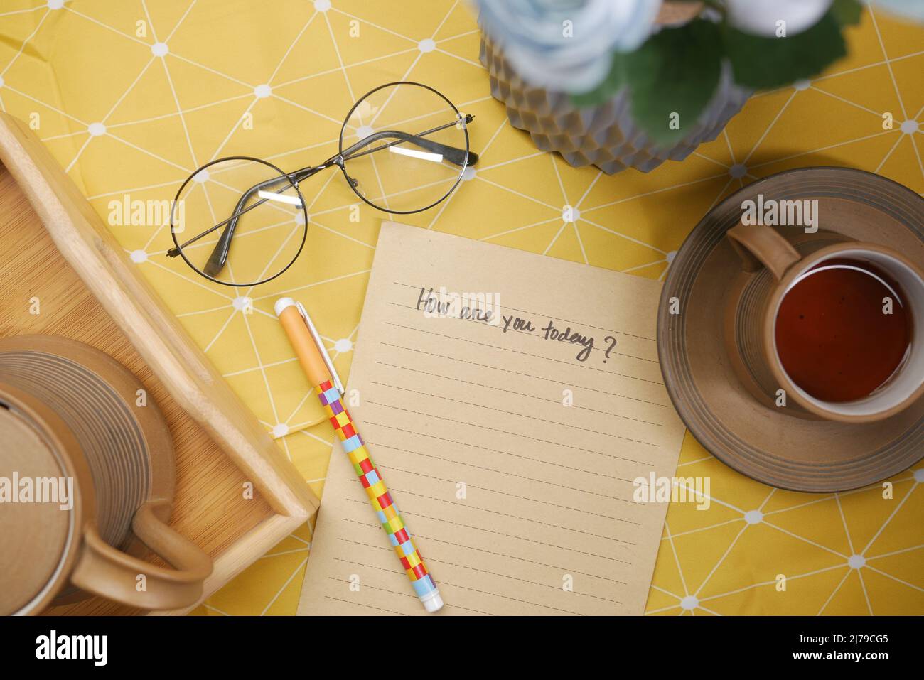 vieux papier vide, stylo et tasse de thé sur la table Banque D'Images