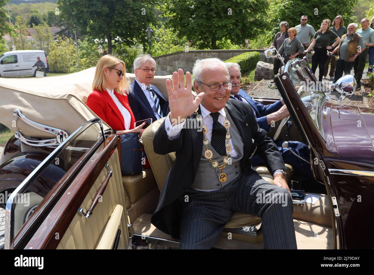 07 mai 2022, Saxe-Anhalt, Ballenstedt: Eduard Prince von Anhalt conduit dans un véhicule. Il célèbre son anniversaire de naissance de 80th à Ballenstedt. En même temps, l'investiture a eu lieu. Dans le contexte de l'Investitur chaque année, les personnes pour les réalisations spéciales de l'ordre de maison d'Askanischen 'Albrecht l'ours' sont honorées. L'investiture a lieu en présence du prince Eduard d'Anhalt. Photo: Matthias Bein/dpa/ZB Banque D'Images