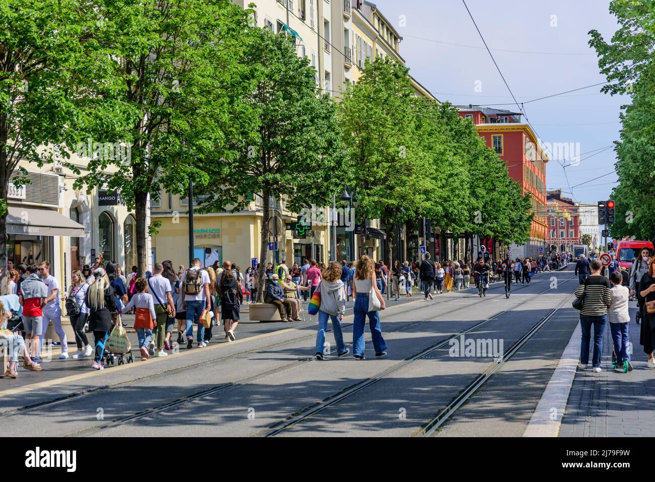 L'avenue Jean Médécin est une rue piétonne commerçante avec un tramway -  Nice, France Photo Stock - Alamy