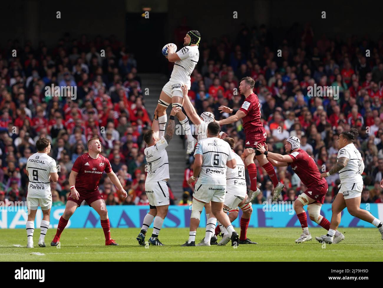 François Cros de Toulouse (à gauche) remporte une ligne devant Peter O'Mahony de Munster (à droite) lors du match final de la coupe des champions Heineken au stade Aviva, à Dublin. Date de la photo: Samedi 7 mai 2022. Banque D'Images