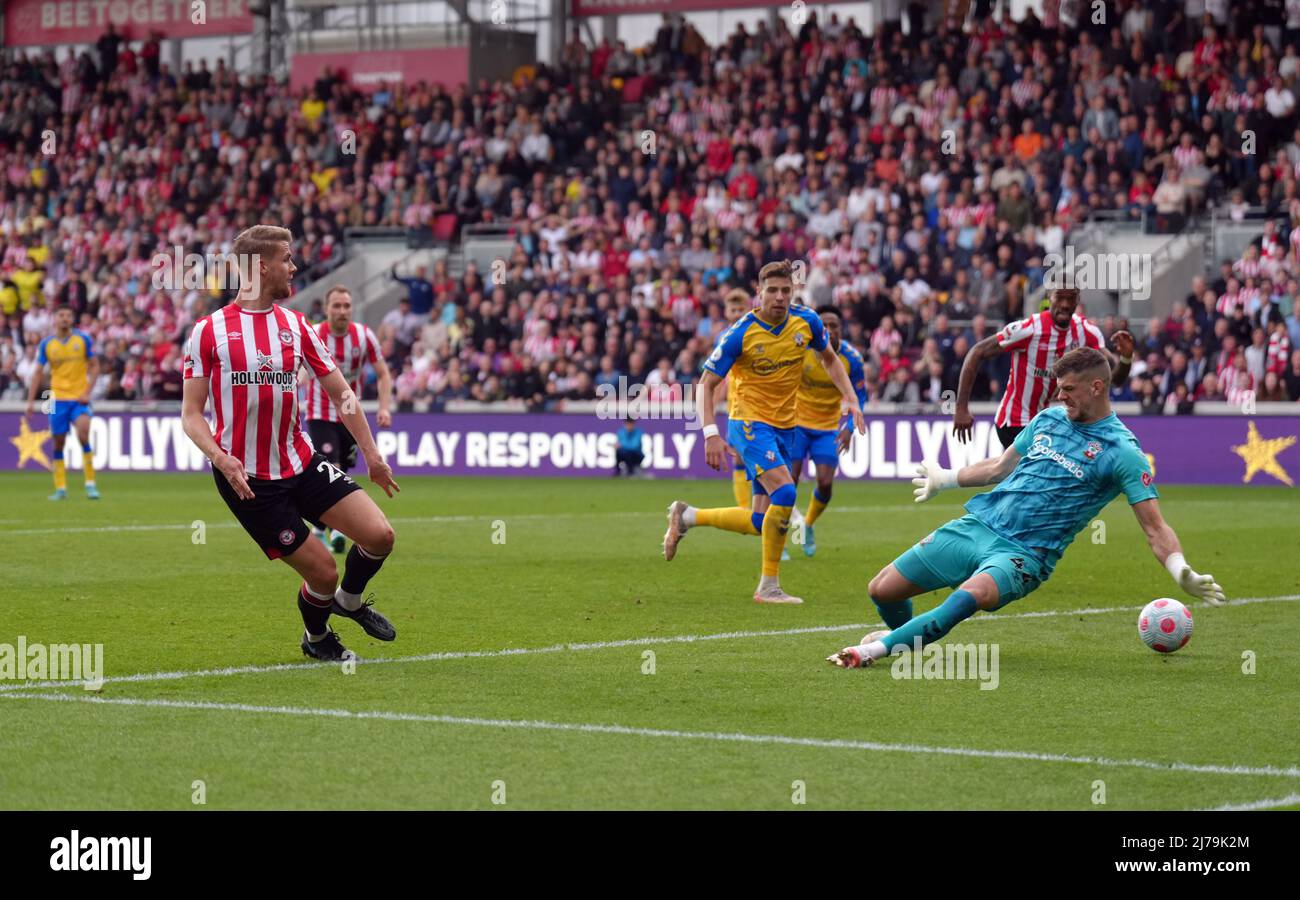 Kristoffer Aguer de Brentford marque son troisième but lors du match de la Premier League au Brentford Community Stadium, Londres. Date de la photo: Samedi 7 mai 2022. Banque D'Images