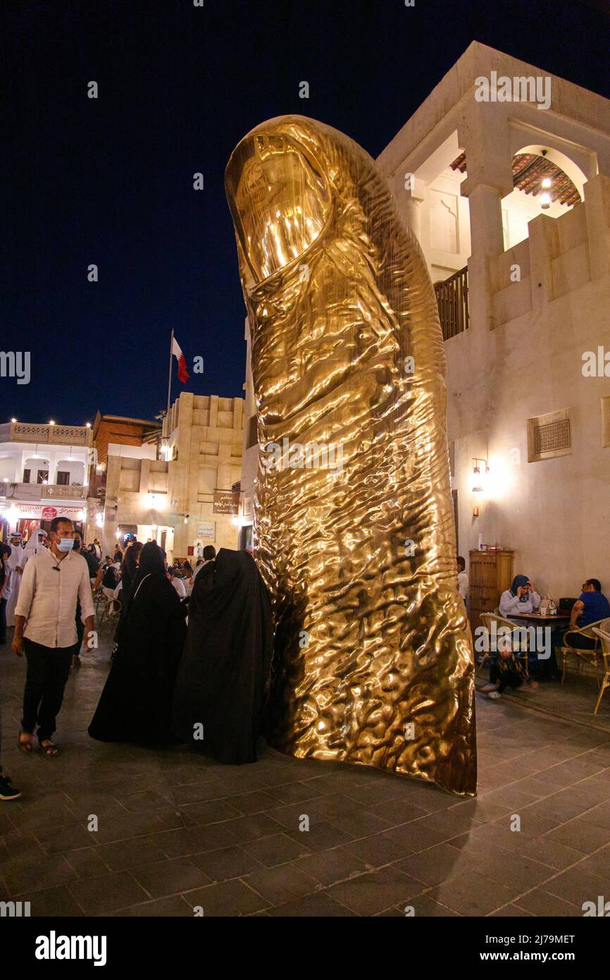 Golden Thumb Sculpture à Souq Waqif à Doha, Qatar, 04 décembre 2021. © Peter Schatz / Alamy Live News Banque D'Images