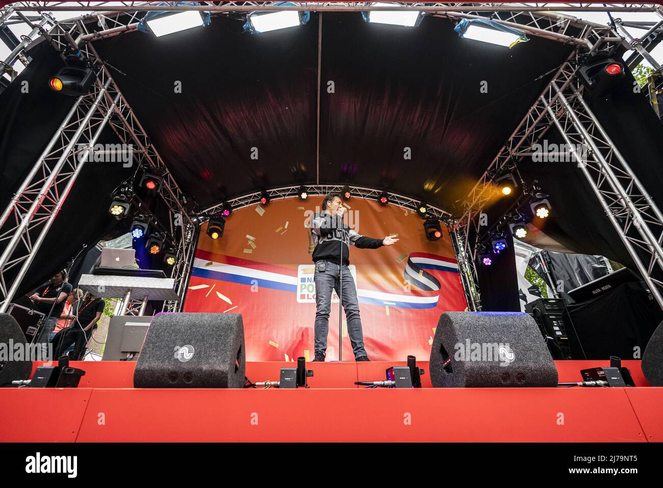 2022-05-07 16:20:23 WEERT - Gerard Joling pendant une fête de quartier traditionnelle organisée par la Loterie de code postal. Au cours de la fête de quartier, il sera annoncé combien de participants qui participeront au code de quartier gagnant gagneront par billet de loterie. ANP ROB ANGELAAR pays-bas sortie - belgique sortie Banque D'Images