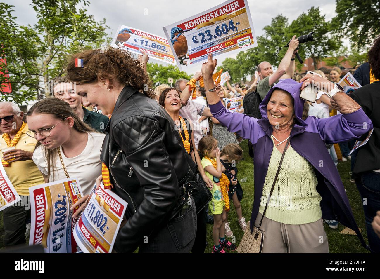 2022-05-07 16:41:20 WEERT - gagnants lors d'une fête traditionnelle de quartier organisée par la Loterie de code postal. Au cours de la fête de quartier, il sera annoncé combien de participants qui participeront au code de quartier gagnant gagneront par billet de loterie. ANP ROB ANGELAAR pays-bas sortie - belgique sortie Banque D'Images