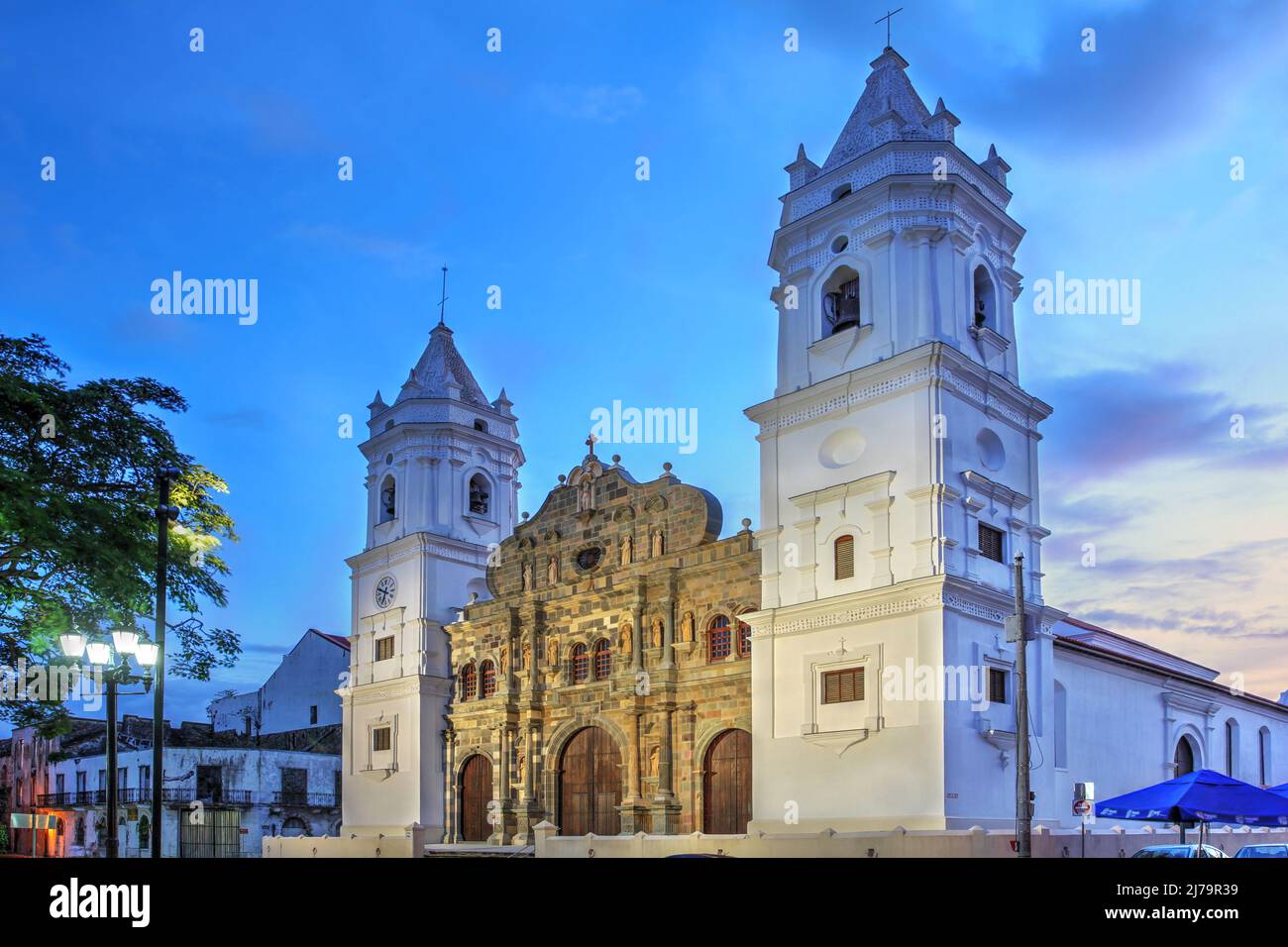 Magnifique coucher de soleil sur la place Casco Antiguo avec la cathédrale métropolitaine de Panama, Santa Maria la Antigua. Banque D'Images
