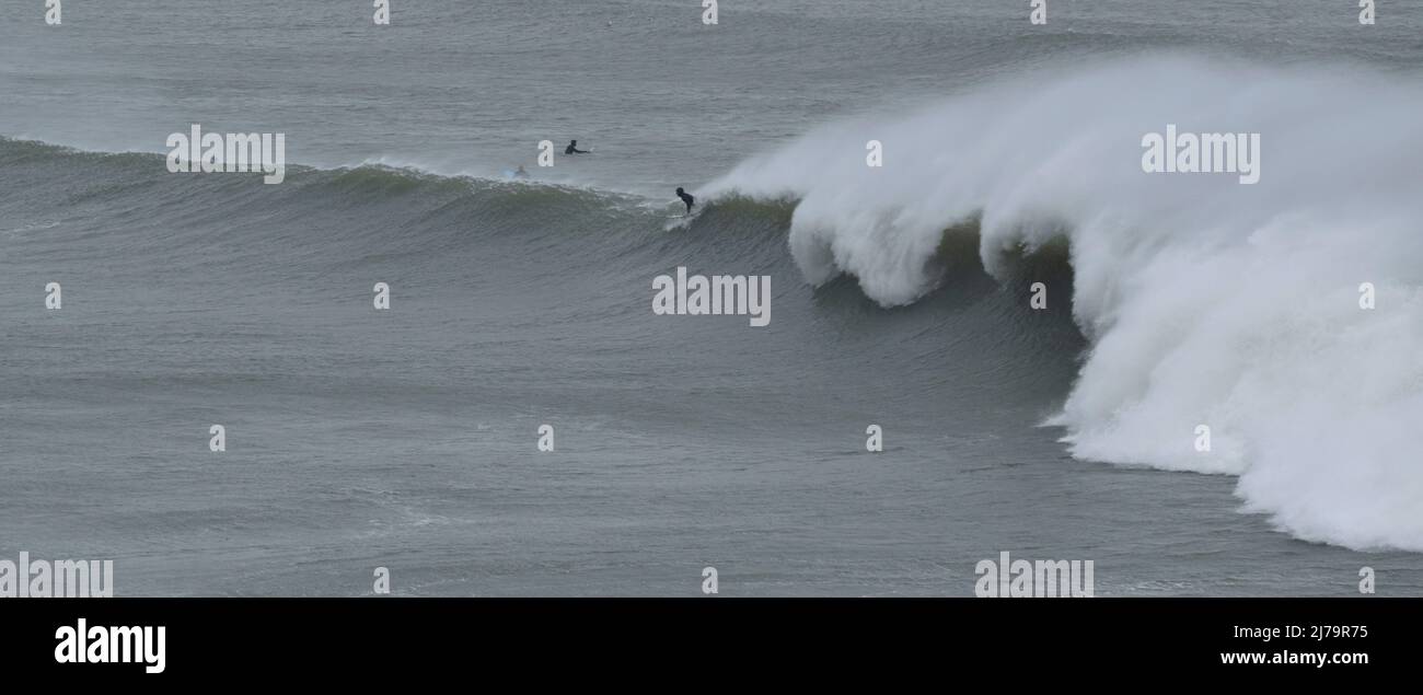 Surfeurs à Harlyn Bay - hiver 2021 Banque D'Images