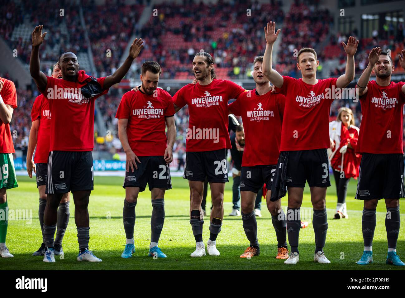 07 mai 2022, Bade-Wurtemberg, Freiburg im Breisgau: Football: Bundesliga, SC Freiburg - 1. FC Union Berlin, 33. matchday, Europa-Park Stadion. Les joueurs de 1. Le FC Union Berlin applaudisse avec les fans après le match. Photo: Tom Weller/dpa - NOTE IMPORTANTE: Conformément aux exigences du DFL Deutsche Fußball Liga et du DFB Deutscher Fußball-Bund, il est interdit d'utiliser ou d'avoir utilisé des photos prises dans le stade et/ou du match sous forme de séquences d'images et/ou de séries de photos de type vidéo. Banque D'Images