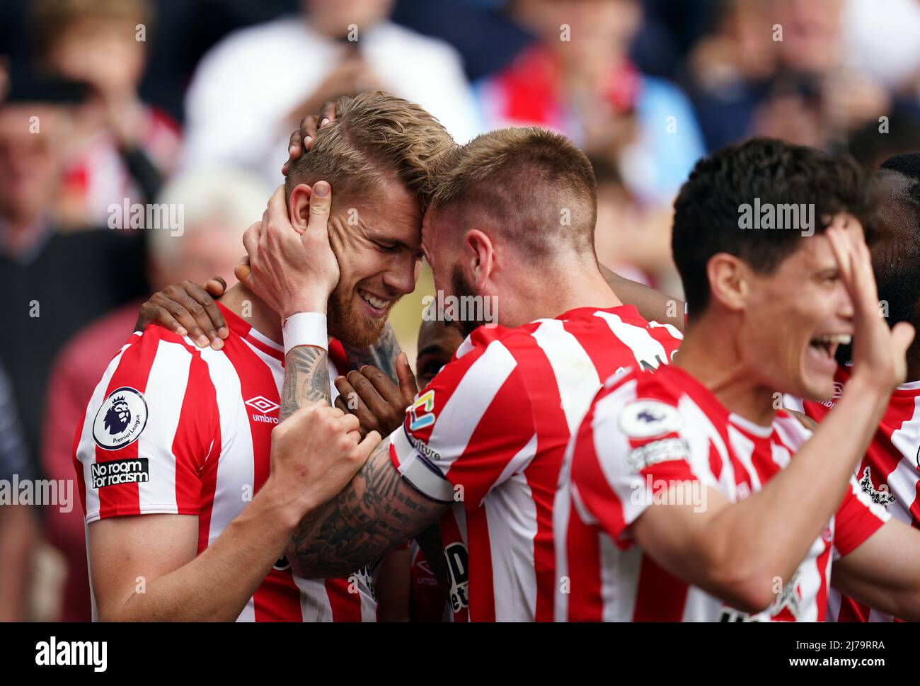 La Kristoffer Aguer de Brentford célèbre son troisième but lors du match de la Premier League au Brentford Community Stadium, Londres. Date de la photo: Samedi 7 mai 2022. Banque D'Images