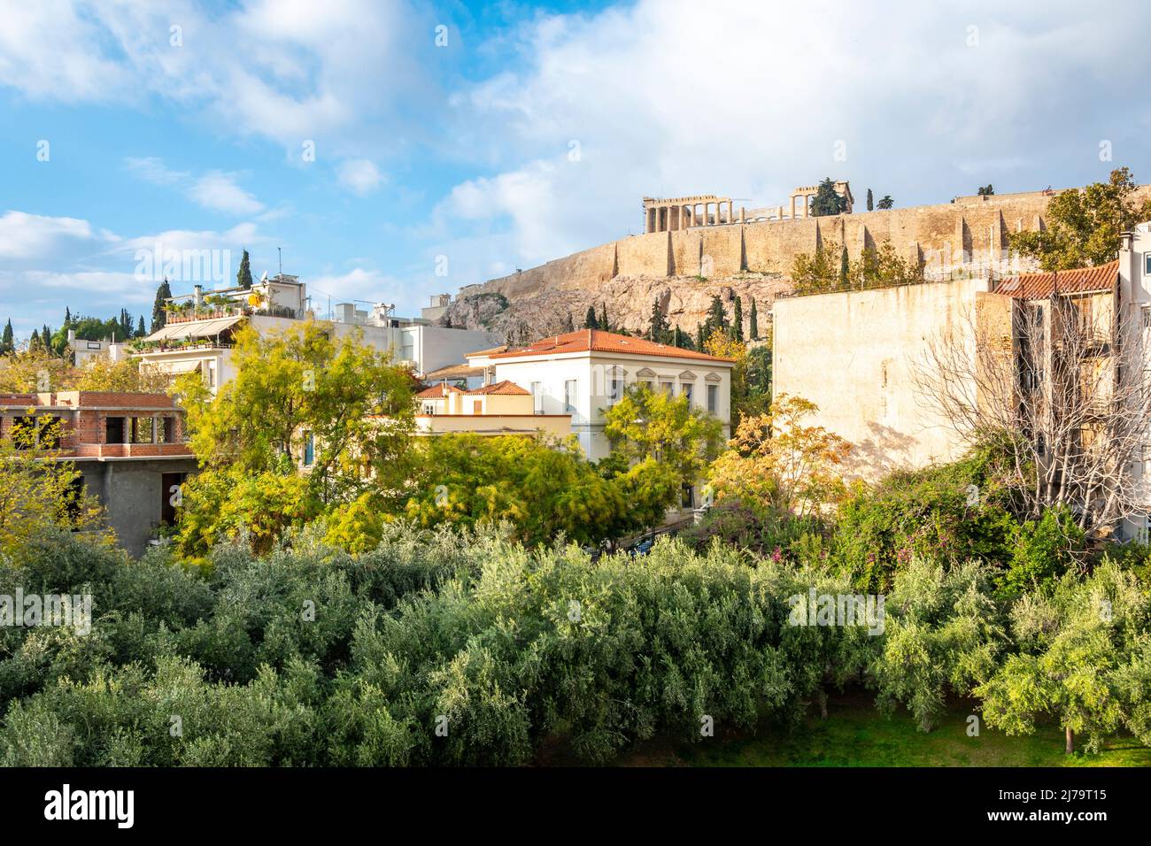 Vue depuis une terrasse extérieure vide sur le Parthénon et la colline de l'Acropole à Athènes, Grèce. Banque D'Images