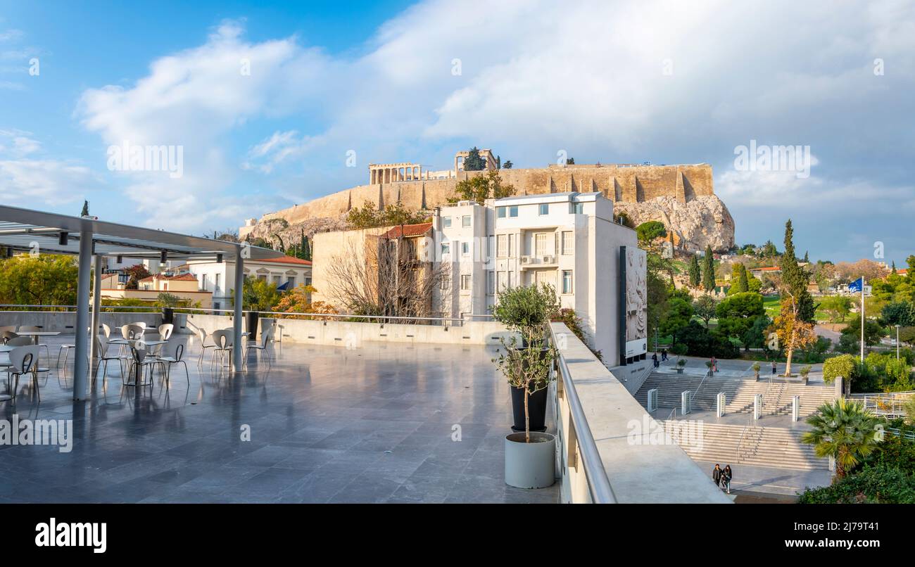 Vue depuis une terrasse extérieure vide sur le Parthénon et la colline de l'Acropole à Athènes, Grèce. Banque D'Images