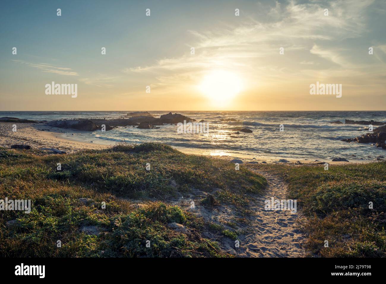 Coucher de soleil depuis la réserve marine d'État d'Asilomar. Pacific Grove, Californie, États-Unis. Banque D'Images