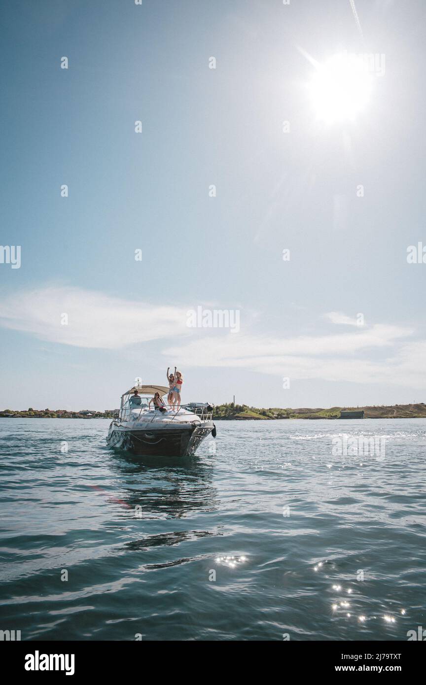 les filles bronzer sur un yacht dans la mer Banque D'Images