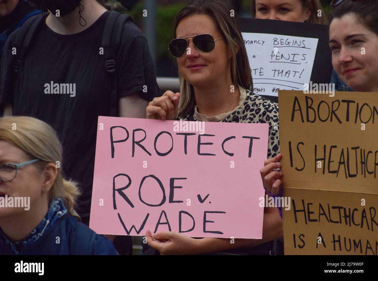 Londres, Royaume-Uni. 7th mai 2022. Des manifestants pro-choix se sont rassemblés devant l'ambassade des États-Unis à Londres alors que des informations indiquent que Roe c. Wade pourrait être renversé, ouvrant la voie à l'interdiction des avortements dans une grande partie des États-Unis. Credit: Vuk Valcic/Alamy Live News Banque D'Images