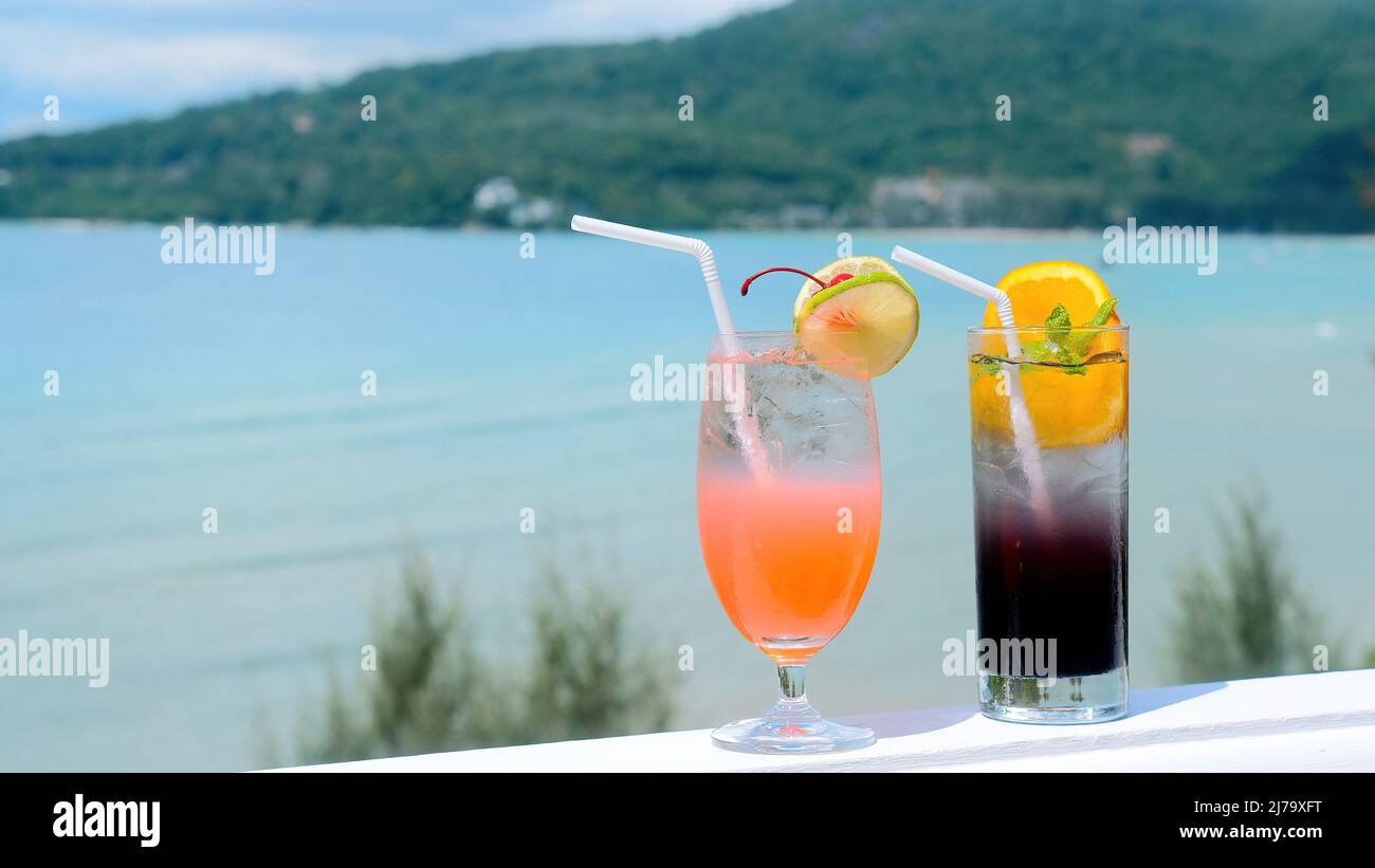 Deux verres à cocktail avec décorations de fruits dans un hôtel de luxe avec mer Banque D'Images
