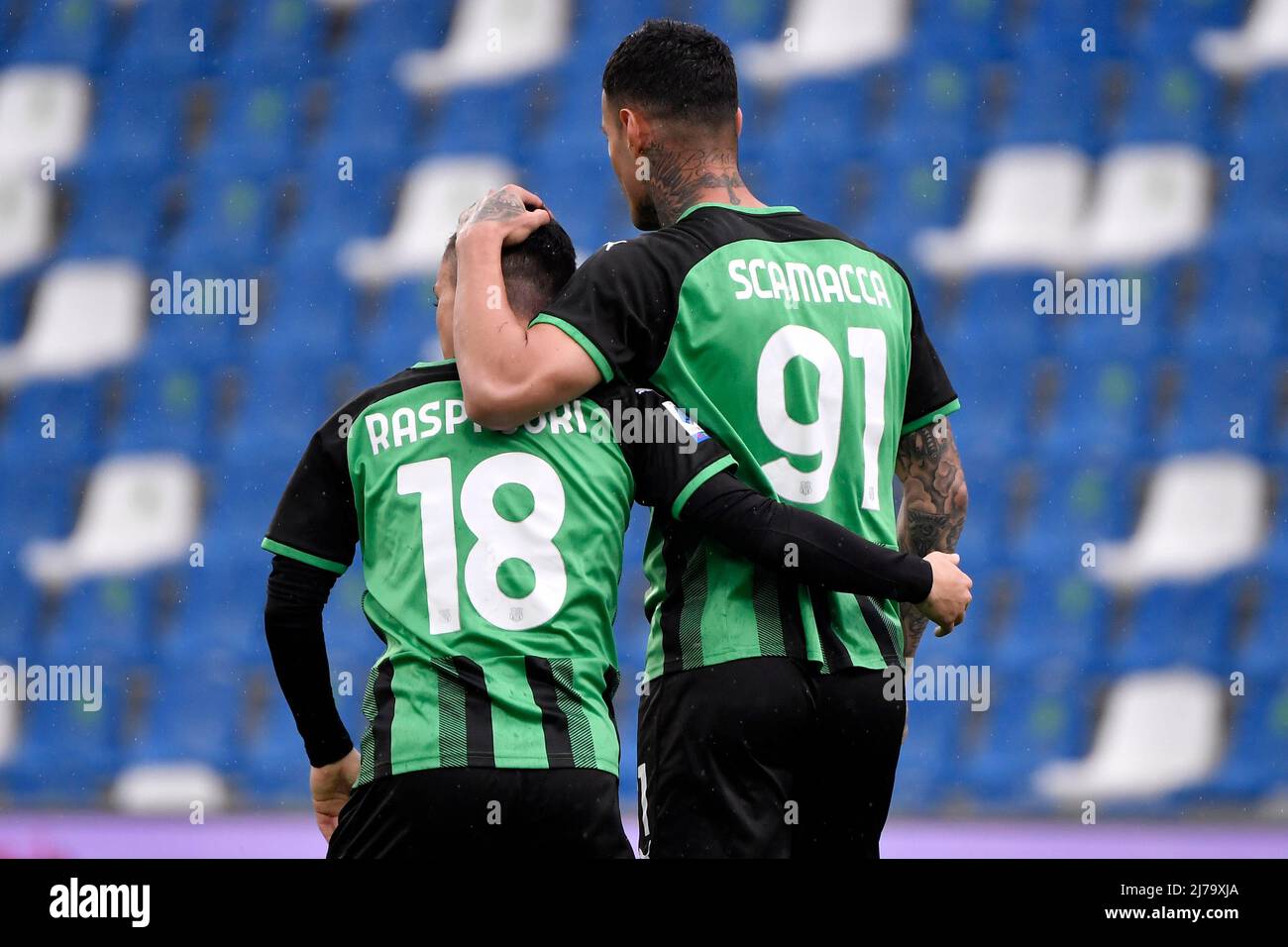 Gianluca Scamaca des États-Unis Sassuolo (r) fête avec Giacomo Raspadori après avoir inscrit le but de 1-0 lors du match de football Serie A entre les États-Unis Sassuolo et Udinese Calcio au stade Citta del Tricolor à Reggio Emilia (Italie), le 7th 2022 mai. Photo Andrea Staccioli / Insidefoto Banque D'Images